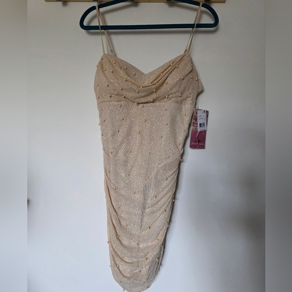 Emerald Sundae Juniors' Imitation Pearl Embellished‎ Glitter Sleeveless Bodycon - Picture 3 of 9